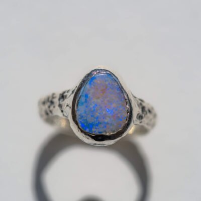 Pierścionek z opalem australijskim – błękitne światło kamienia r. 13