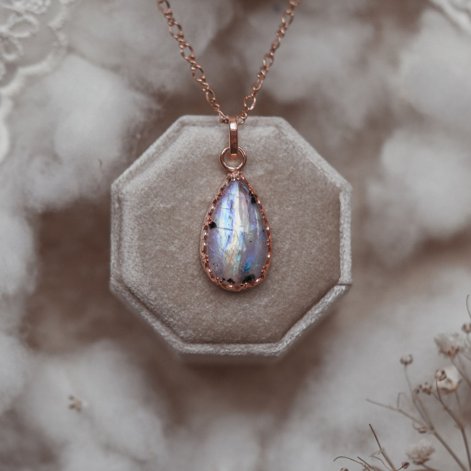 Miedziany naszyjnik z kamieniem księżycowym – Quiet Light