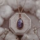 Halskette mit Labradorit in Kupfer - lila Tiefen