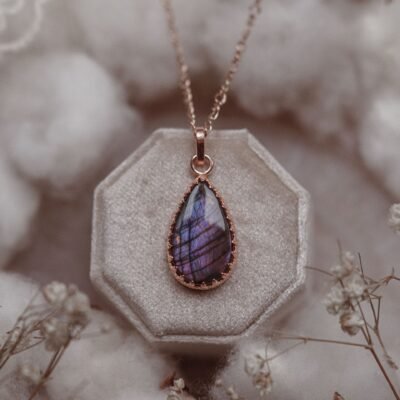 Naszyjnik z labradorytem w miedzi – fioletowa głębia
