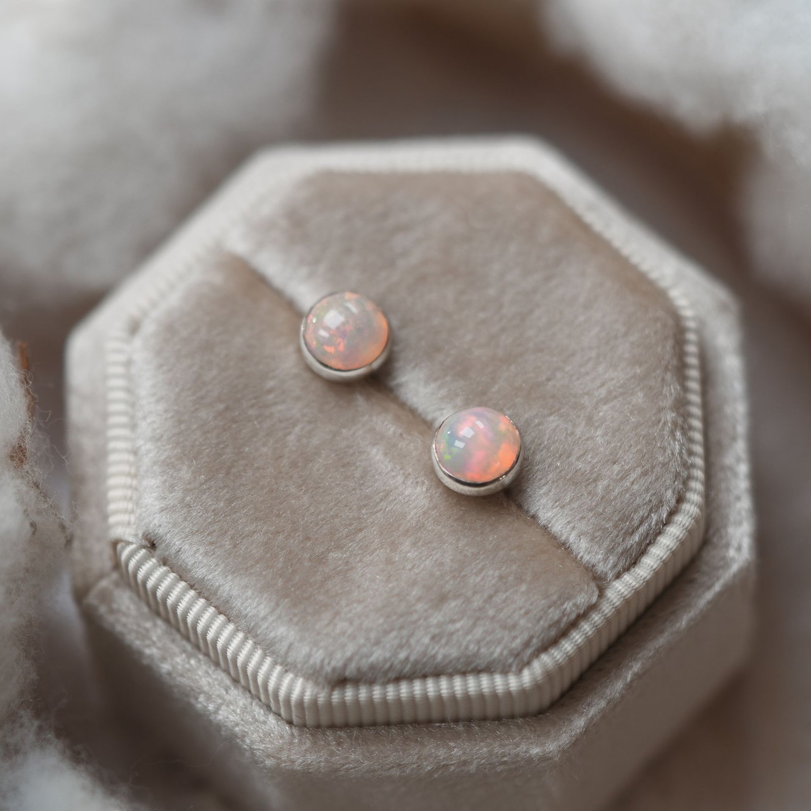 Srebrne kolczyki z opalem etiopskim – Delikatny ogień opalu 925 - obrazek 2