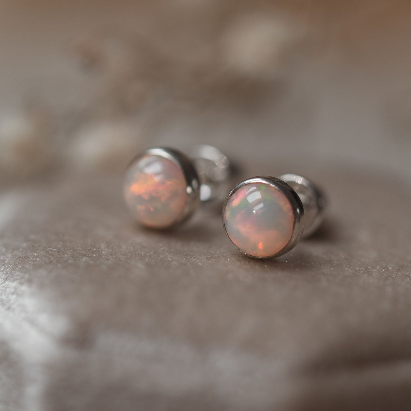 Srebrne kolczyki z opalem etiopskim – Delikatny ogień opalu 925 - obrazek 5