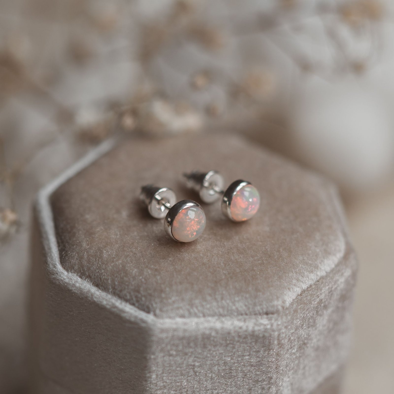 Srebrne kolczyki z opalem etiopskim – Delikatny ogień opalu 925 - obrazek 4