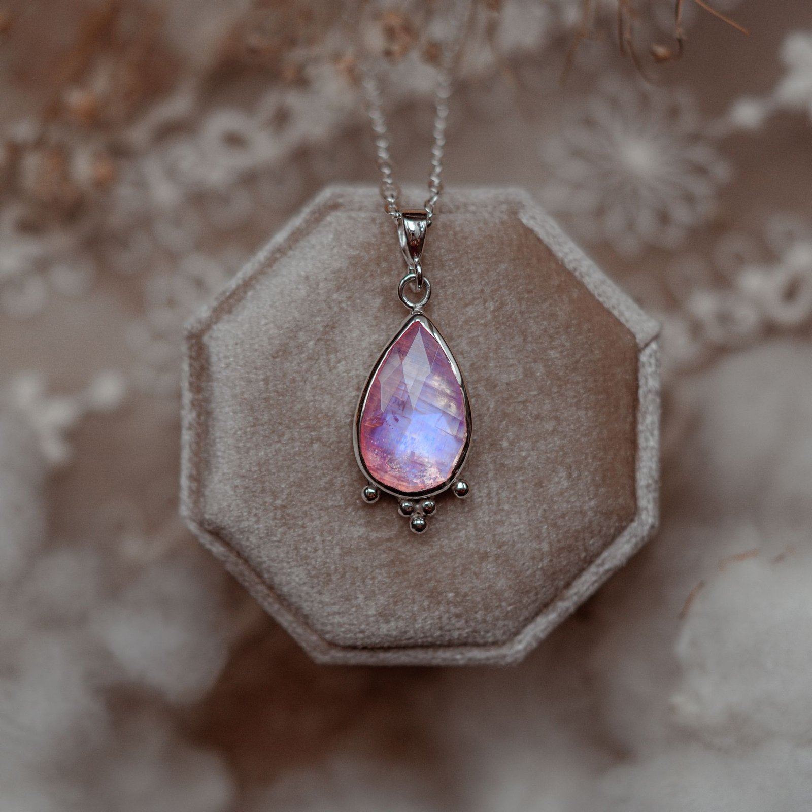 Srebrny naszyjnik z kamieniem księżycowym – Blask o Świcie