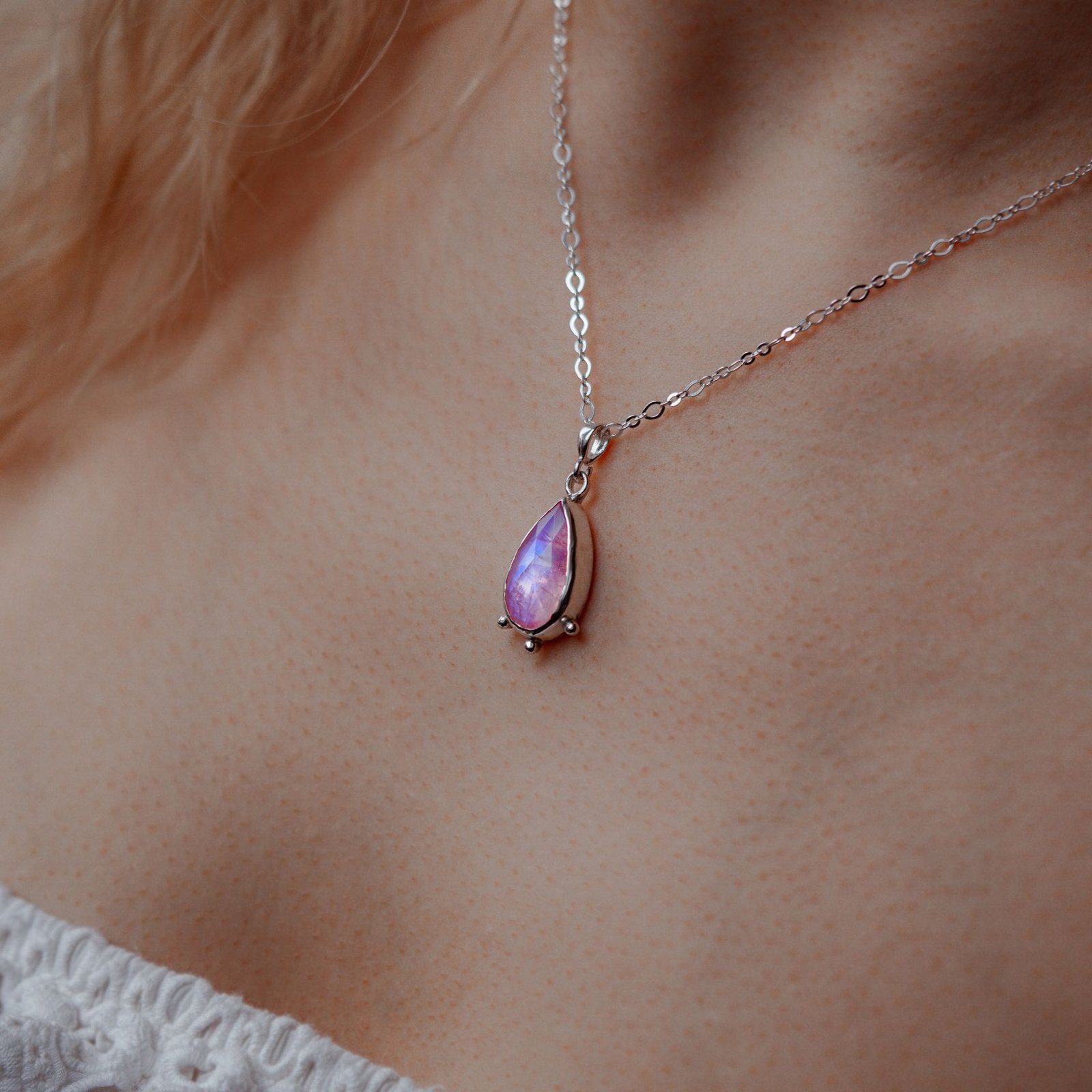 Srebrny naszyjnik z kamieniem księżycowym – Cichy Blask