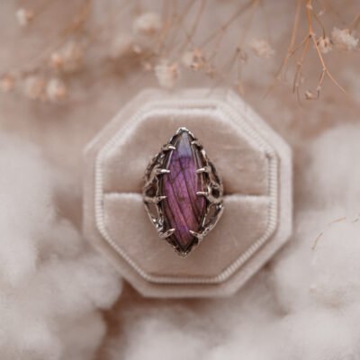 Silberring mit Labradorit – Violett und Feuer, Gr. 11