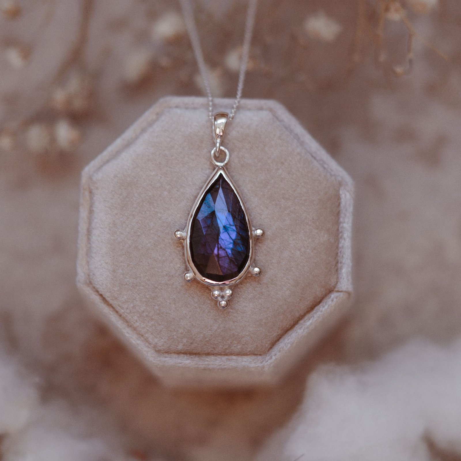 Srebrny naszyjnik z labradorytem – Nocny Fiolet