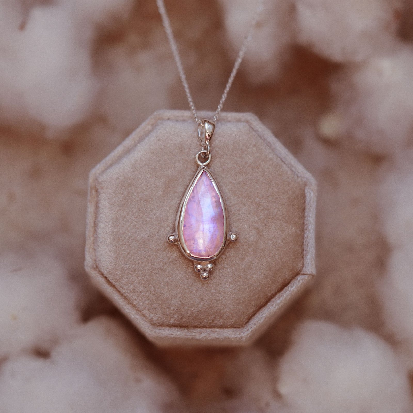 Srebrny naszyjnik z kamieniem księżycowym – Różowy Blask