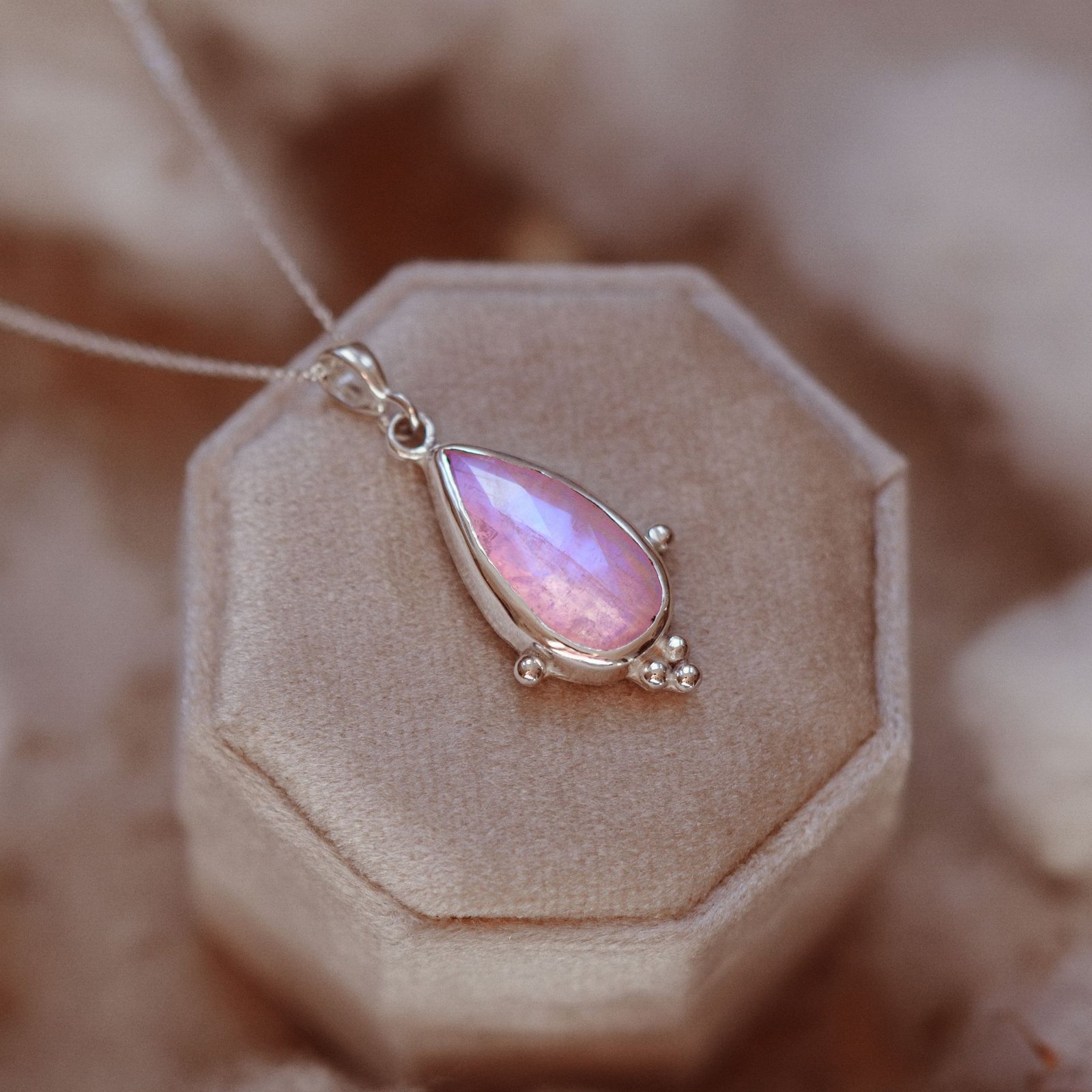Srebrny naszyjnik z kamieniem księżycowym – Różowy Blask - obrazek 2