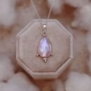 Srebrny naszyjnik z kamieniem księżycowym – pastelowa poświata