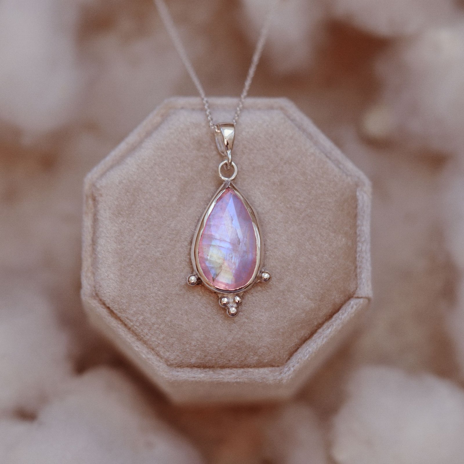 Srebrny naszyjnik z kamieniem księżycowym – pastelowa poświata