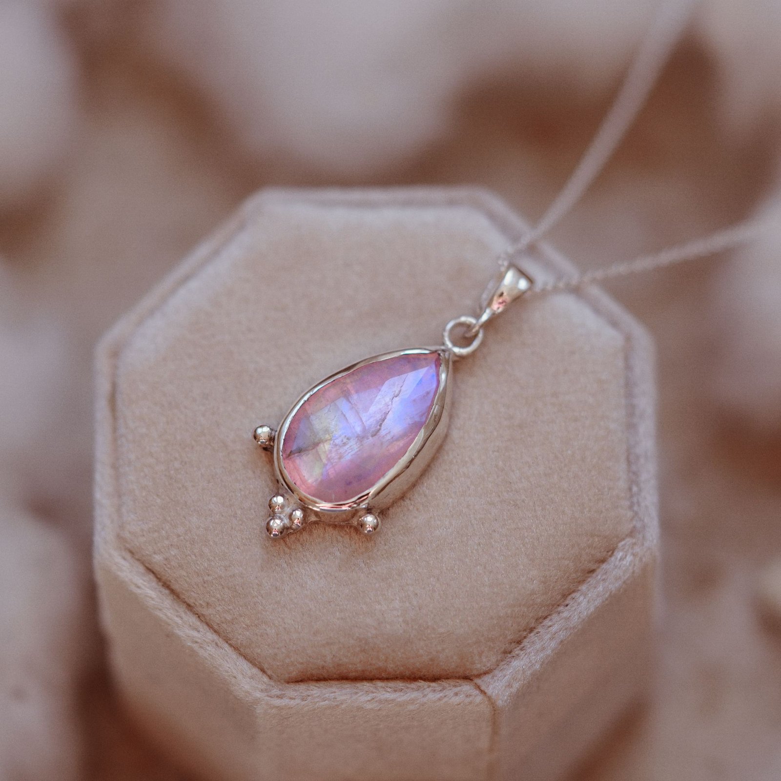 Srebrny naszyjnik z kamieniem księżycowym – pastelowa poświata - obrazek 4