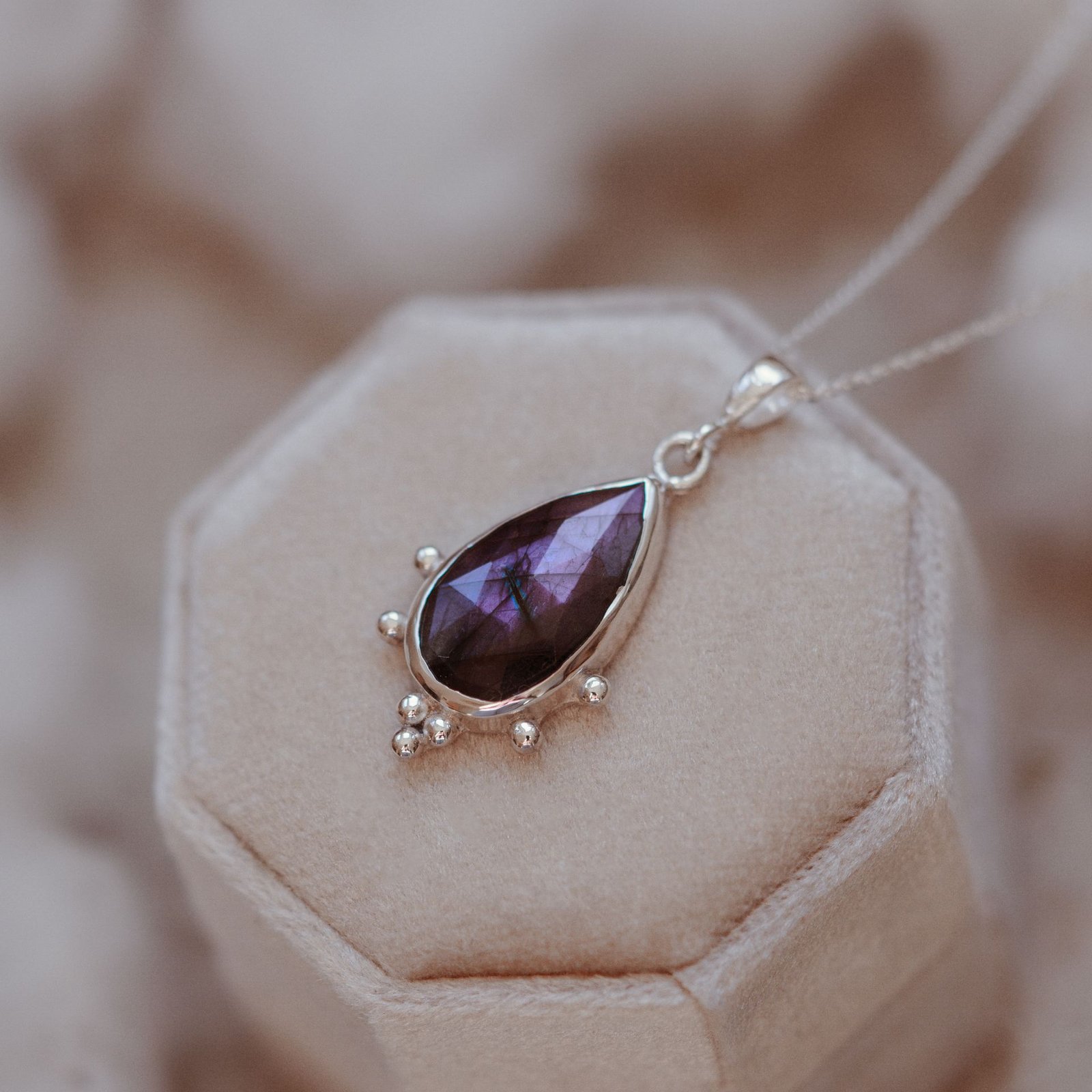 Srebrny naszyjnik z labradorytem – głęboki granat i fiolet - obrazek 4