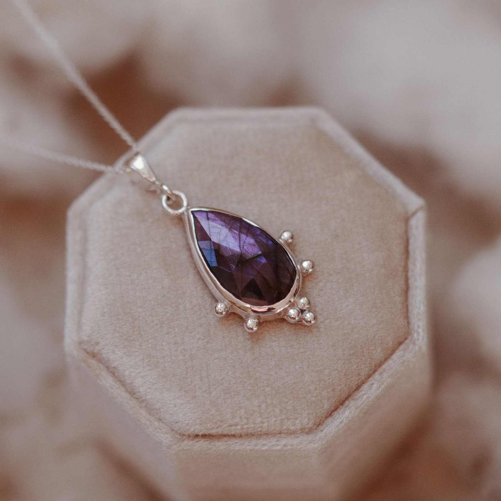 Srebrny naszyjnik z labradorytem – głęboki granat i fiolet - obrazek 2