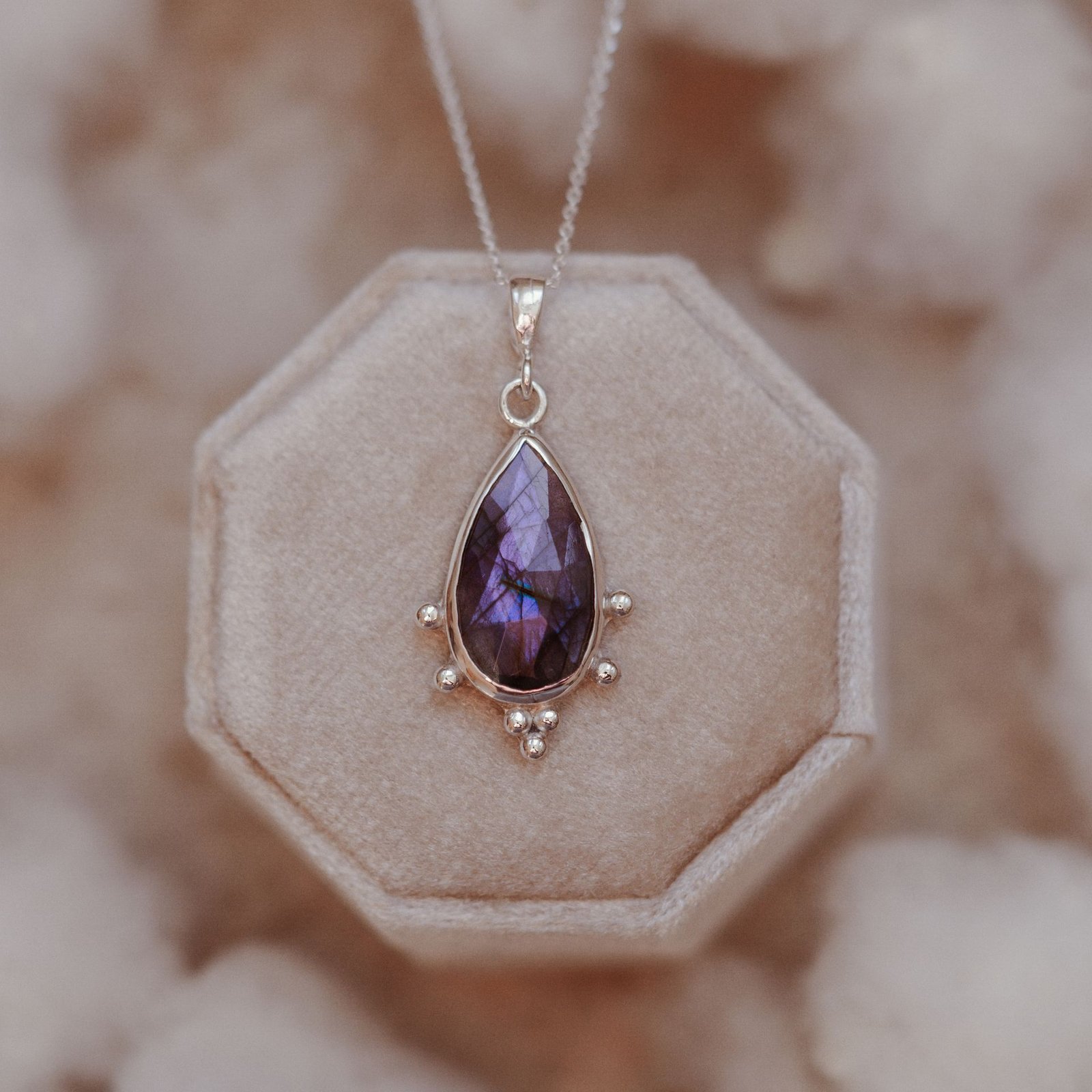 Srebrny naszyjnik z labradorytem – głęboki granat i fiolet