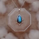 Srebrny naszyjnik z labradorytem – intensywna niebieska poświata