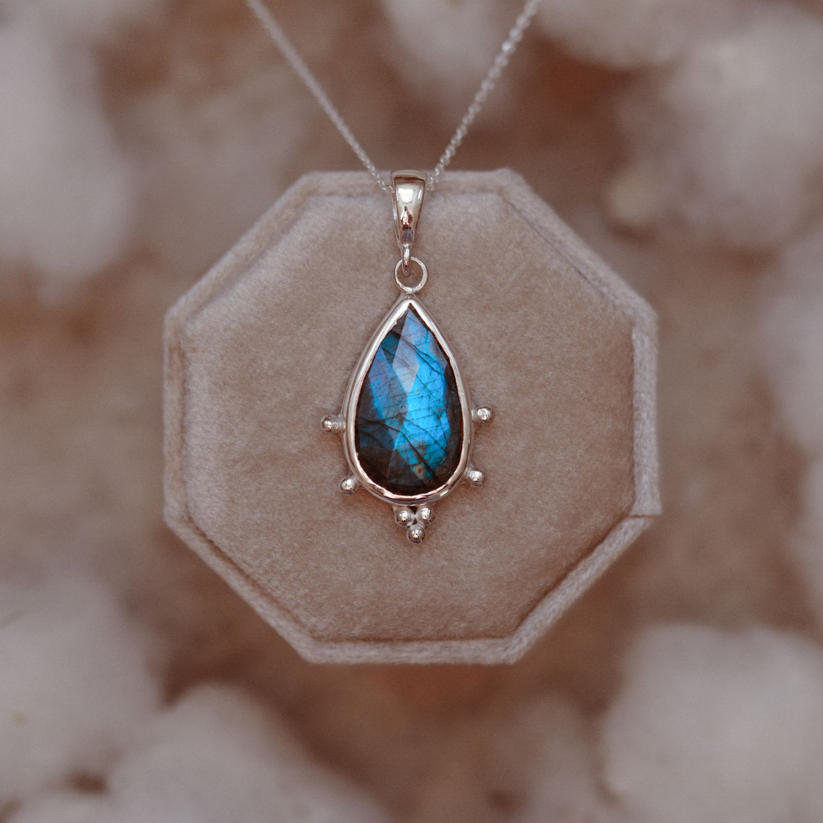 Srebrny naszyjnik z labradorytem – intensywna niebieska poświata