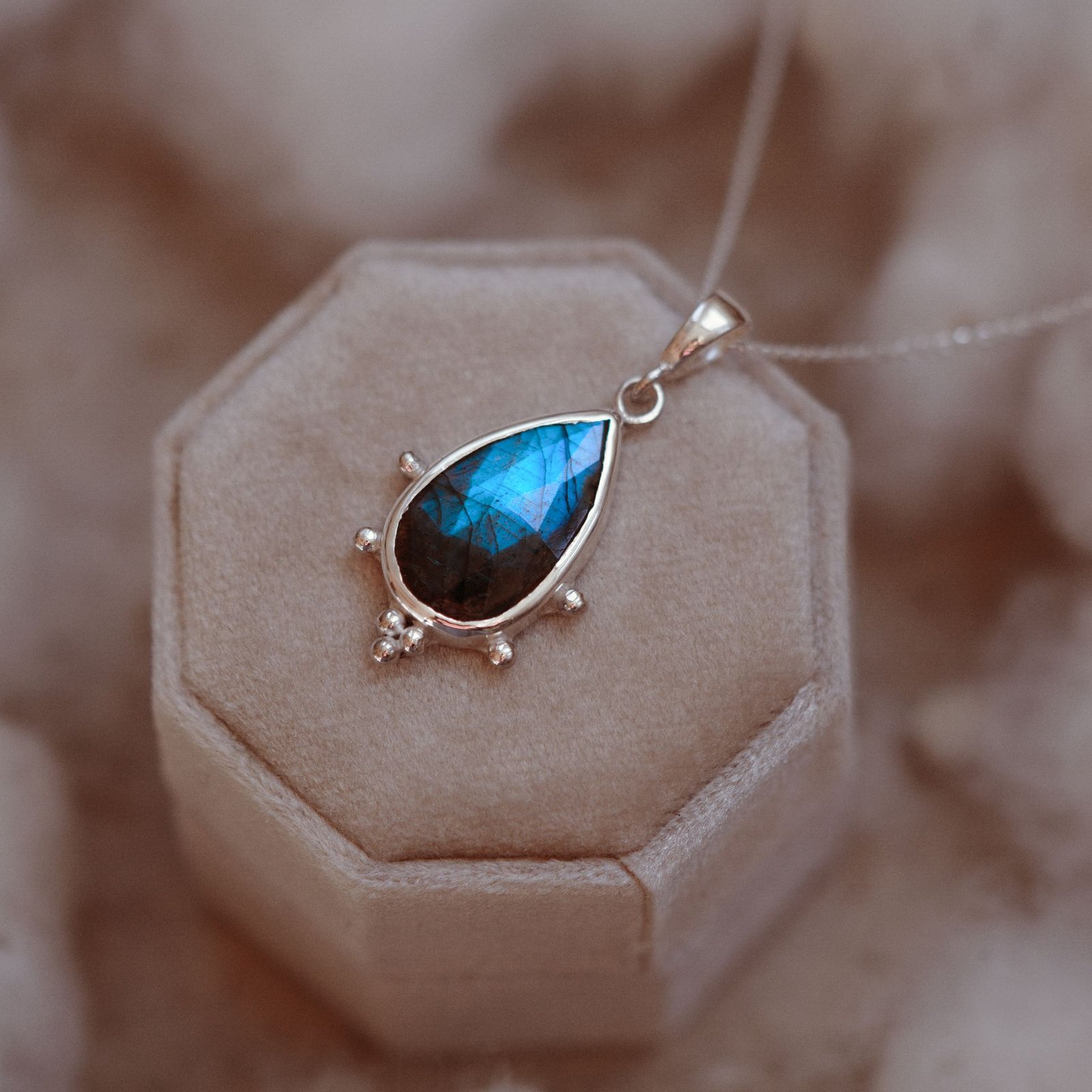 Srebrny naszyjnik z labradorytem – intensywna niebieska poświata - obrazek 4