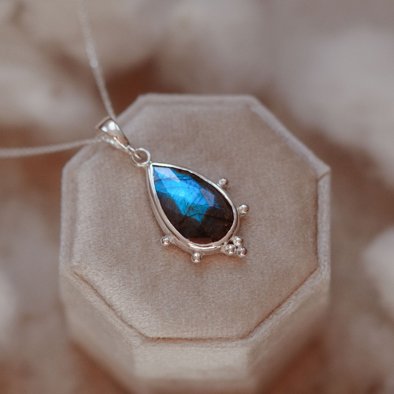Srebrny naszyjnik z labradorytem – intensywna niebieska poświata - obrazek 2