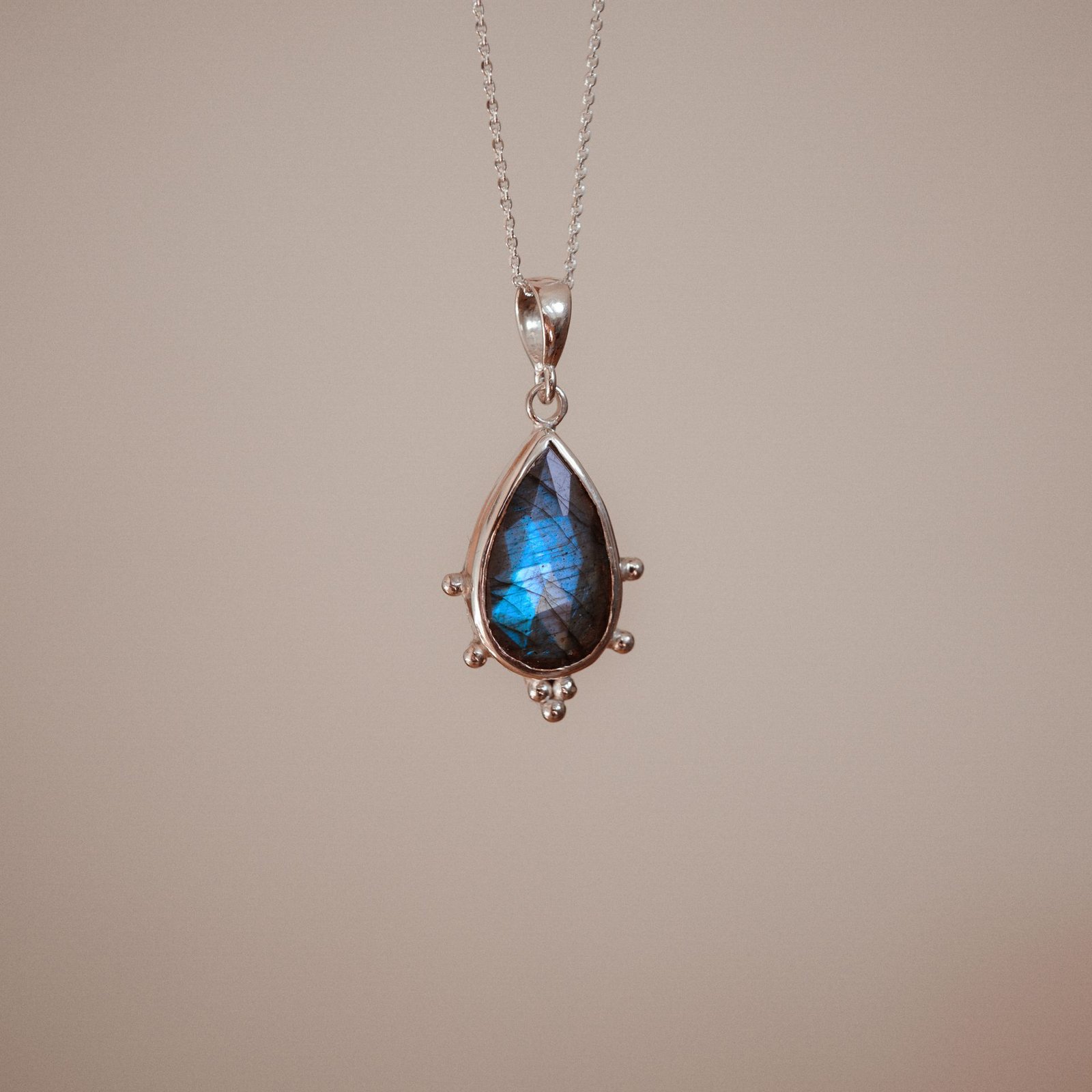Srebrny naszyjnik z labradorytem – intensywna niebieska poświata - obrazek 3