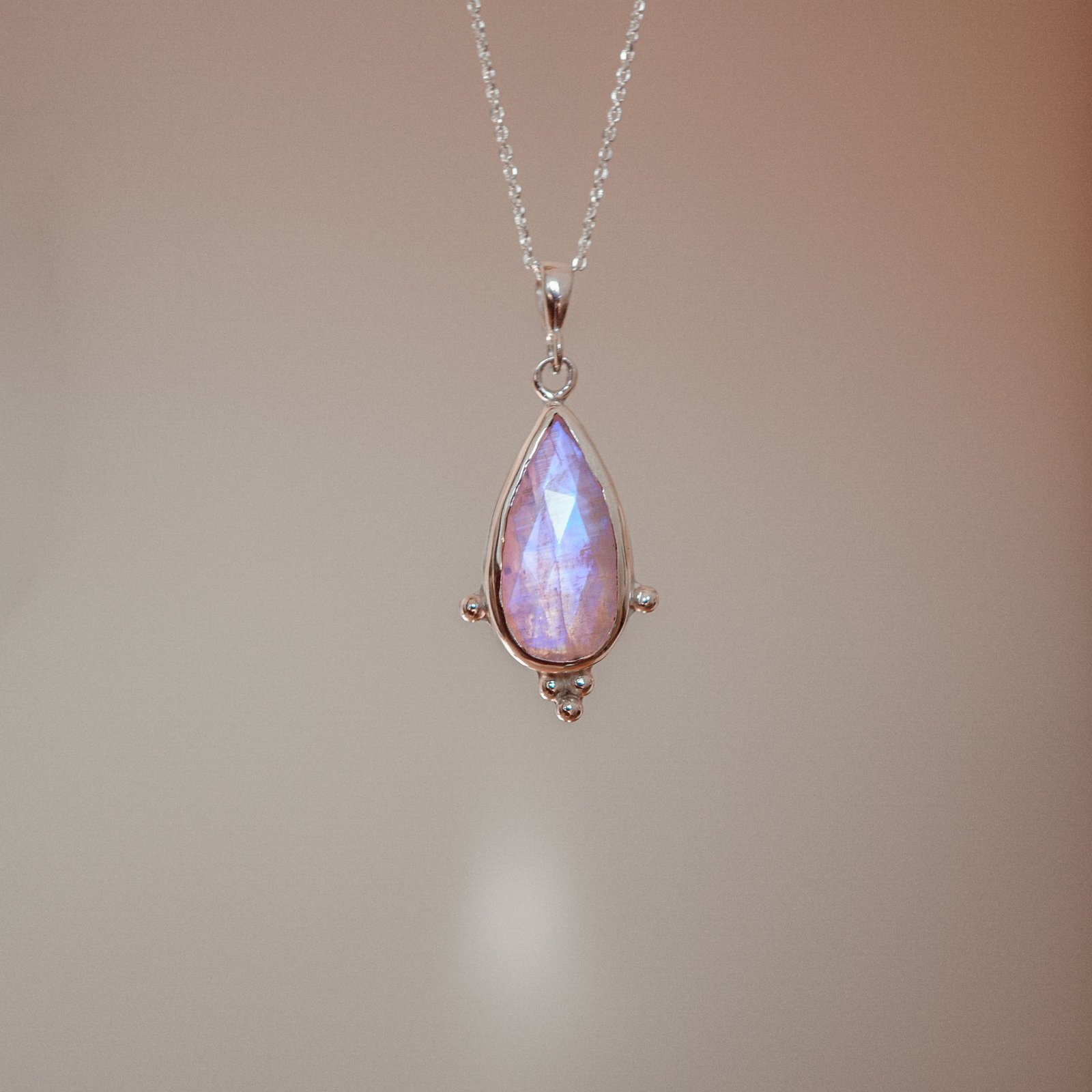 Srebrny naszyjnik z kamieniem księżycowym – Różowy Blask - obrazek 3