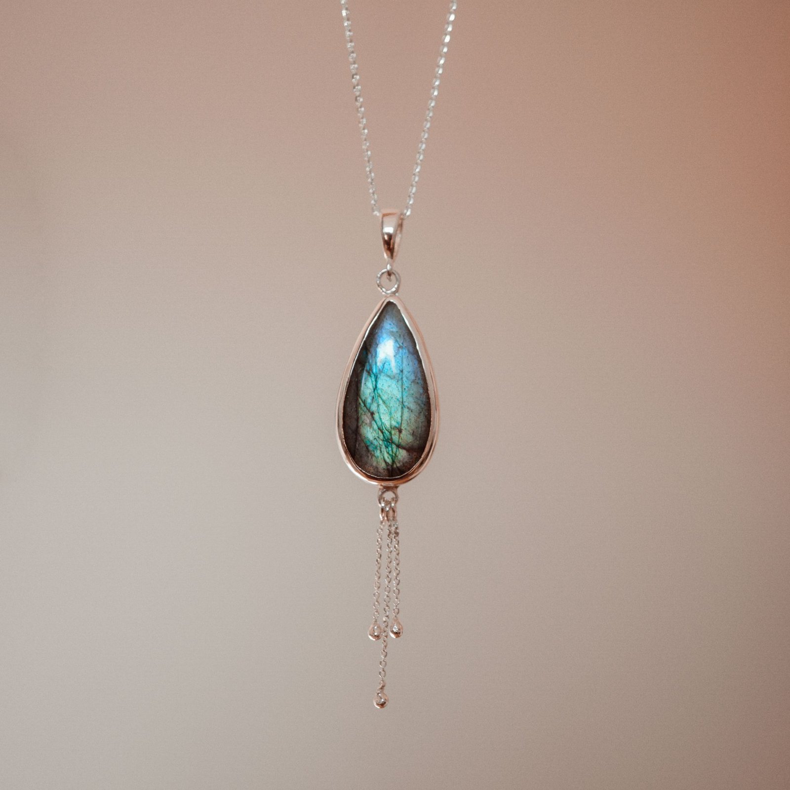 Srebrny naszyjnik z labradorytem – Turkusowy Płomień - obrazek 3