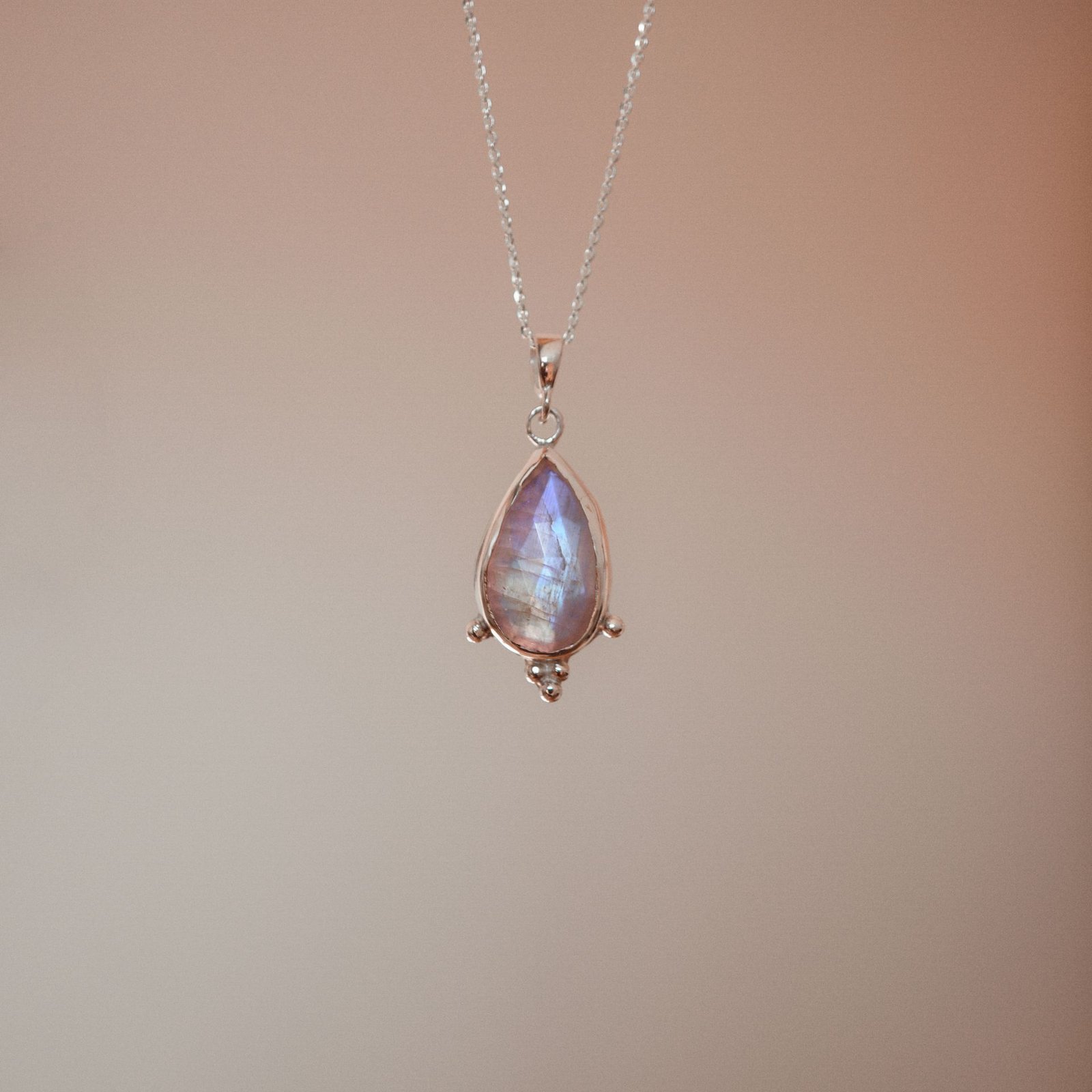 Srebrny naszyjnik z kamieniem księżycowym – pastelowa poświata - obrazek 3