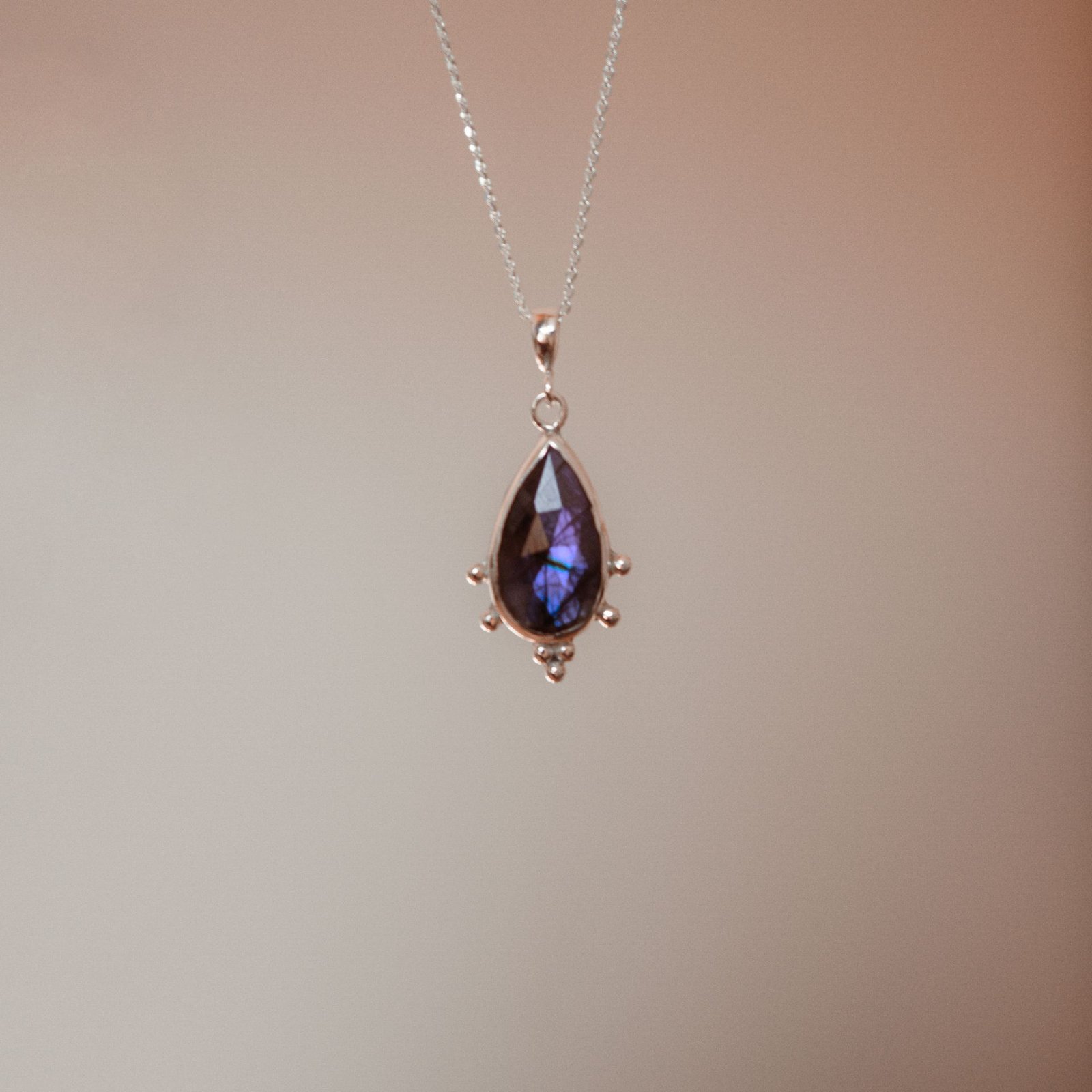 Srebrny naszyjnik z labradorytem – głęboki granat i fiolet - obrazek 3