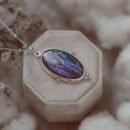 Srebrny naszyjnik z labradorytem o fioletowo-granatowej iryzacji