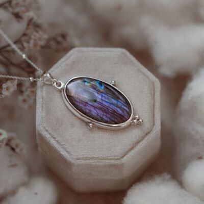 Srebrny naszyjnik z labradorytem o fioletowo-granatowej iryzacji