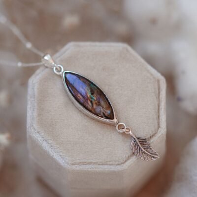 Srebrny naszyjnik z labradorytem i piórkiem