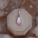 Srebrny naszyjnik z kamieniem księżycowym o subtelnej iryzacji