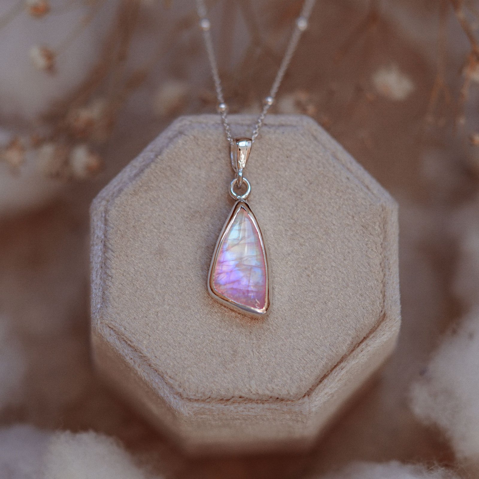 Srebrny naszyjnik z kamieniem księżycowym o subtelnej iryzacji