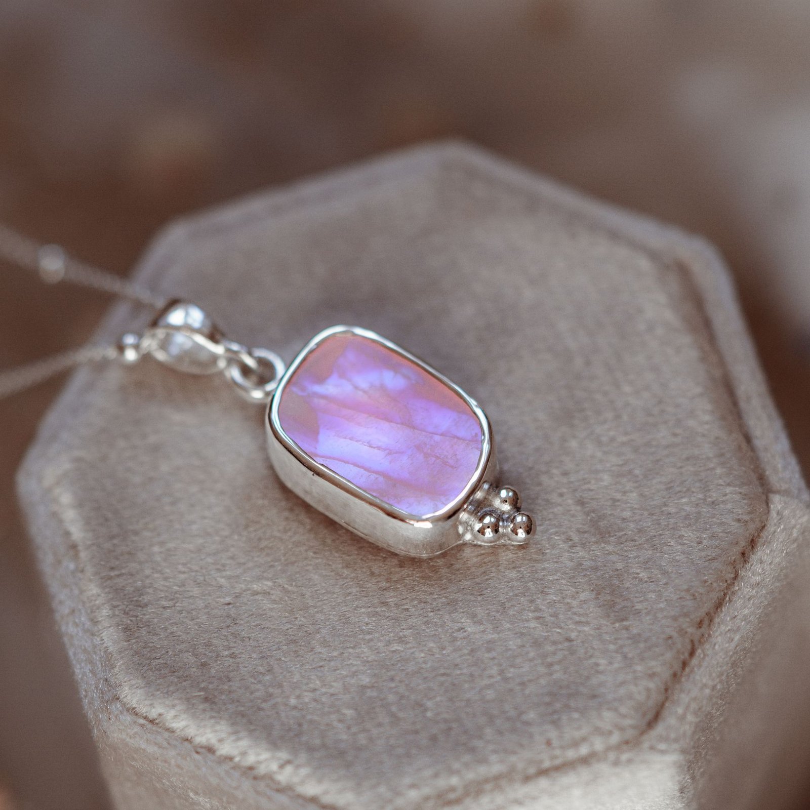 Srebrny naszyjnik z kamieniem księżycowym o różowej poświacie