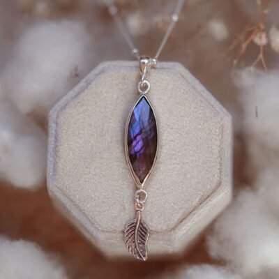 Srebrny naszyjnik z labradorytem o fioletowej poświacie