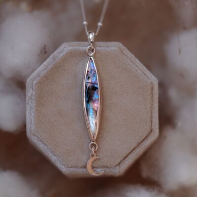 srebrny naszyjnik z kamieniem księżycowym i księżycem