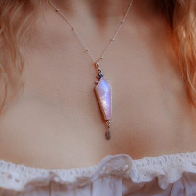 Srebrny naszyjnik z kamieniem księżycowym o świetlistej poświacie