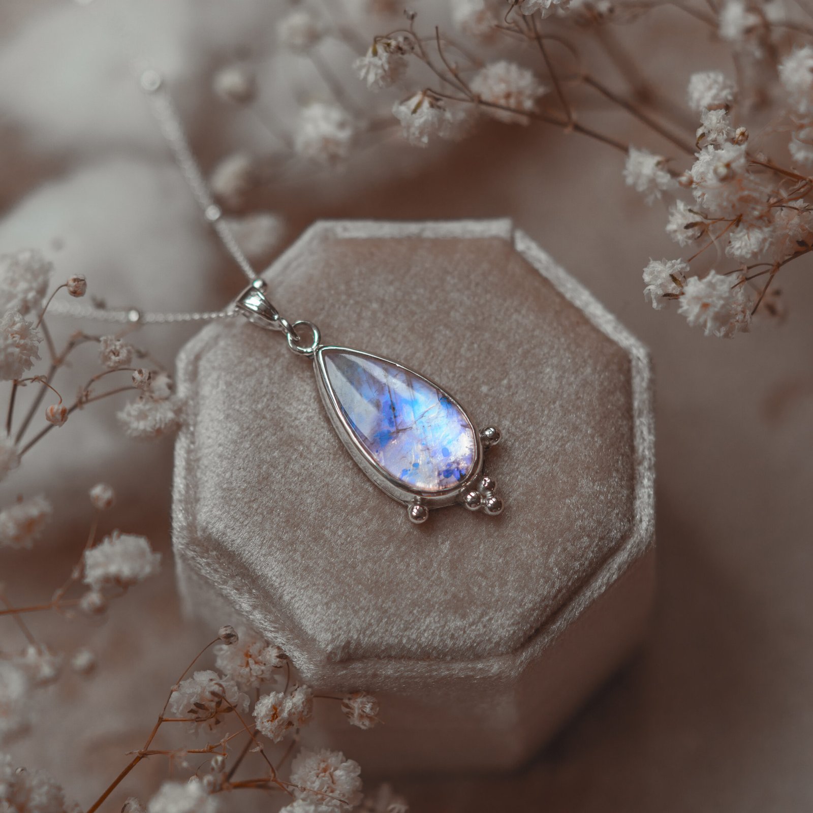 Naszyjnik z kamieniem księżycowym - niebieskie światło - obrazek 2
