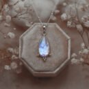 Naszyjnik z kamieniem księżycowym - niebieskie światło
