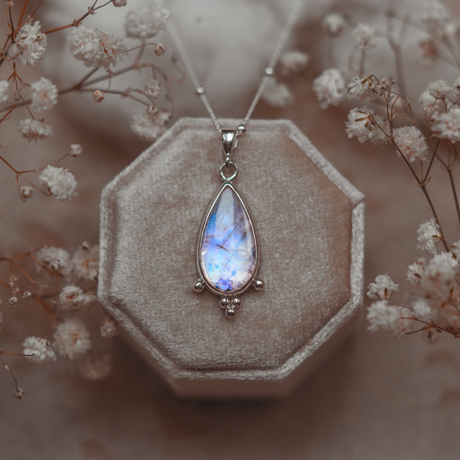 Naszyjnik z kamieniem księżycowym - niebieskie światło