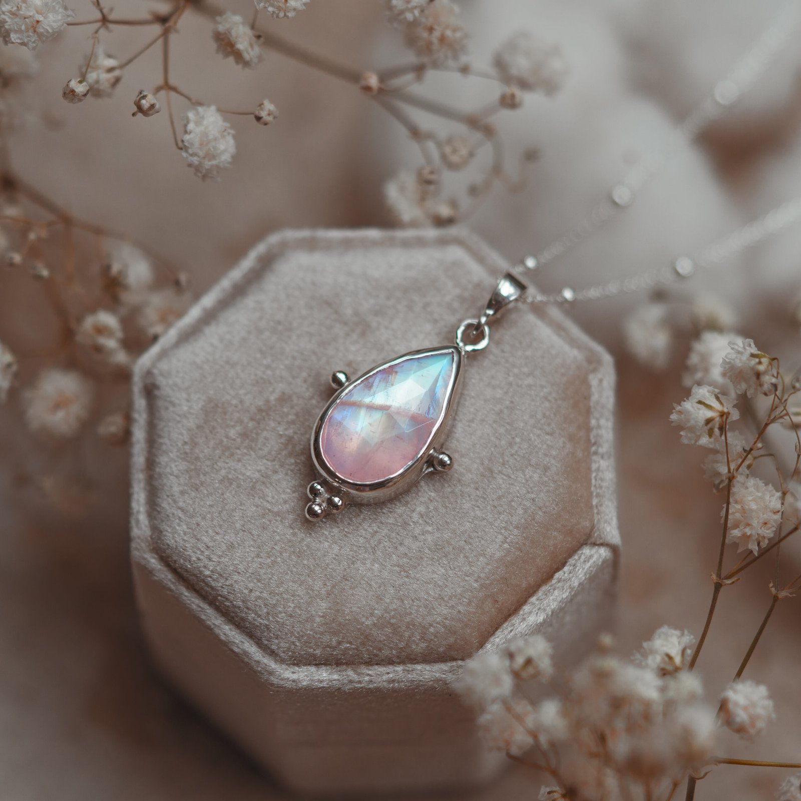biżuteria z kamieniem księżycowym różowe światło