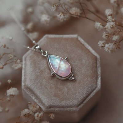 ręcznie wykonany naszyjnik z kamieniem księżycowym