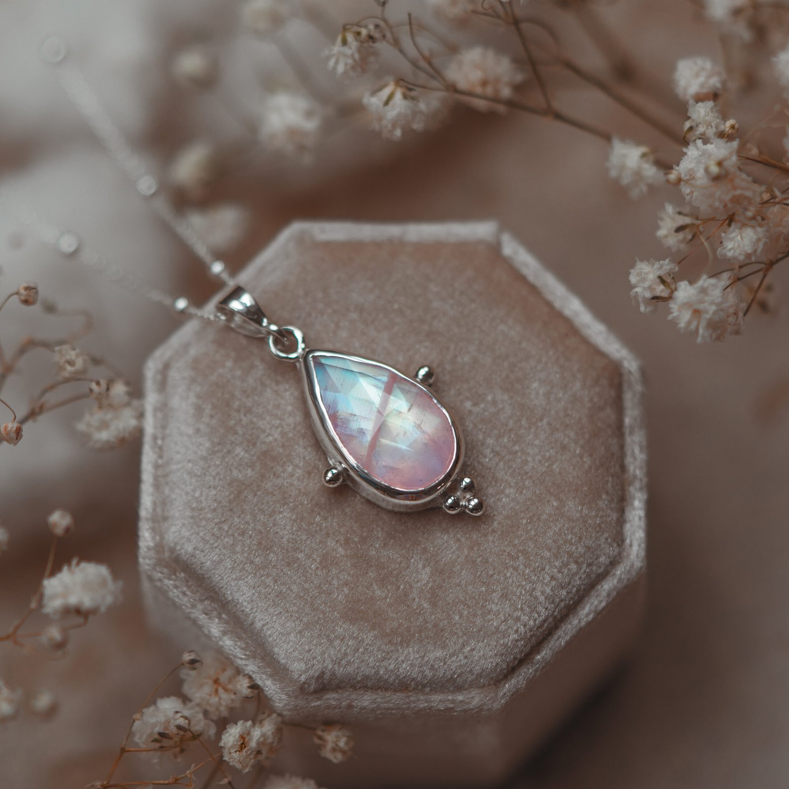 ręcznie wykonany naszyjnik z kamieniem księżycowym