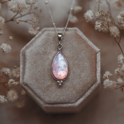 naszyjnik z kamieniem księżycowym pastelowe refleksy