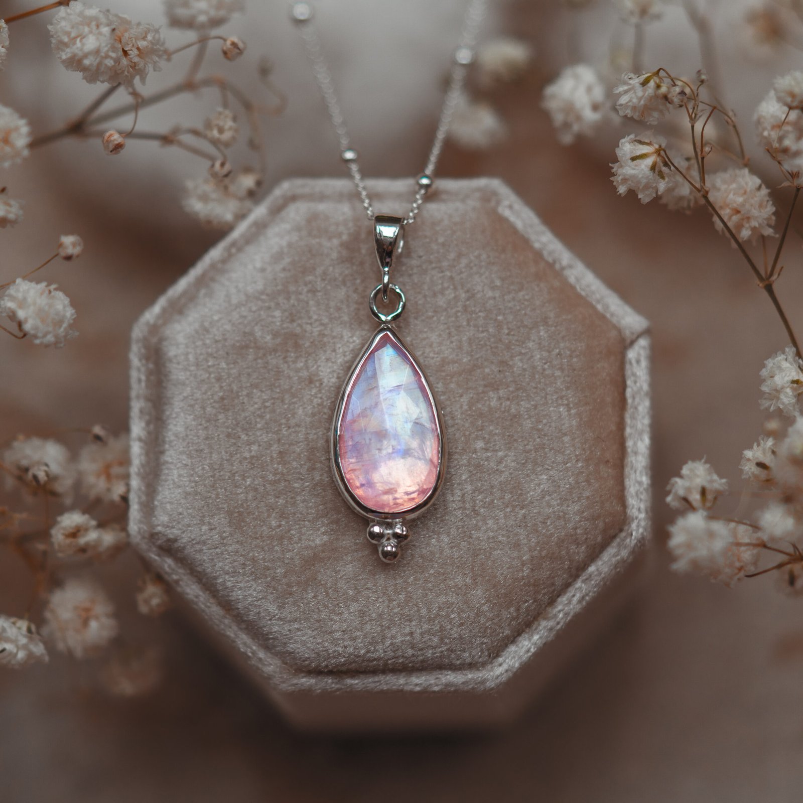 naszyjnik z kamieniem księżycowym pastelowe refleksy