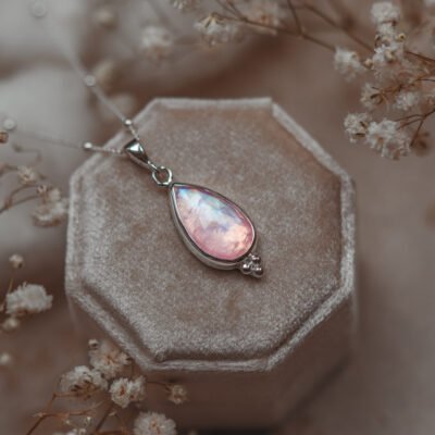 naszyjnik z kamieniem księżycowym zbliżenie detal