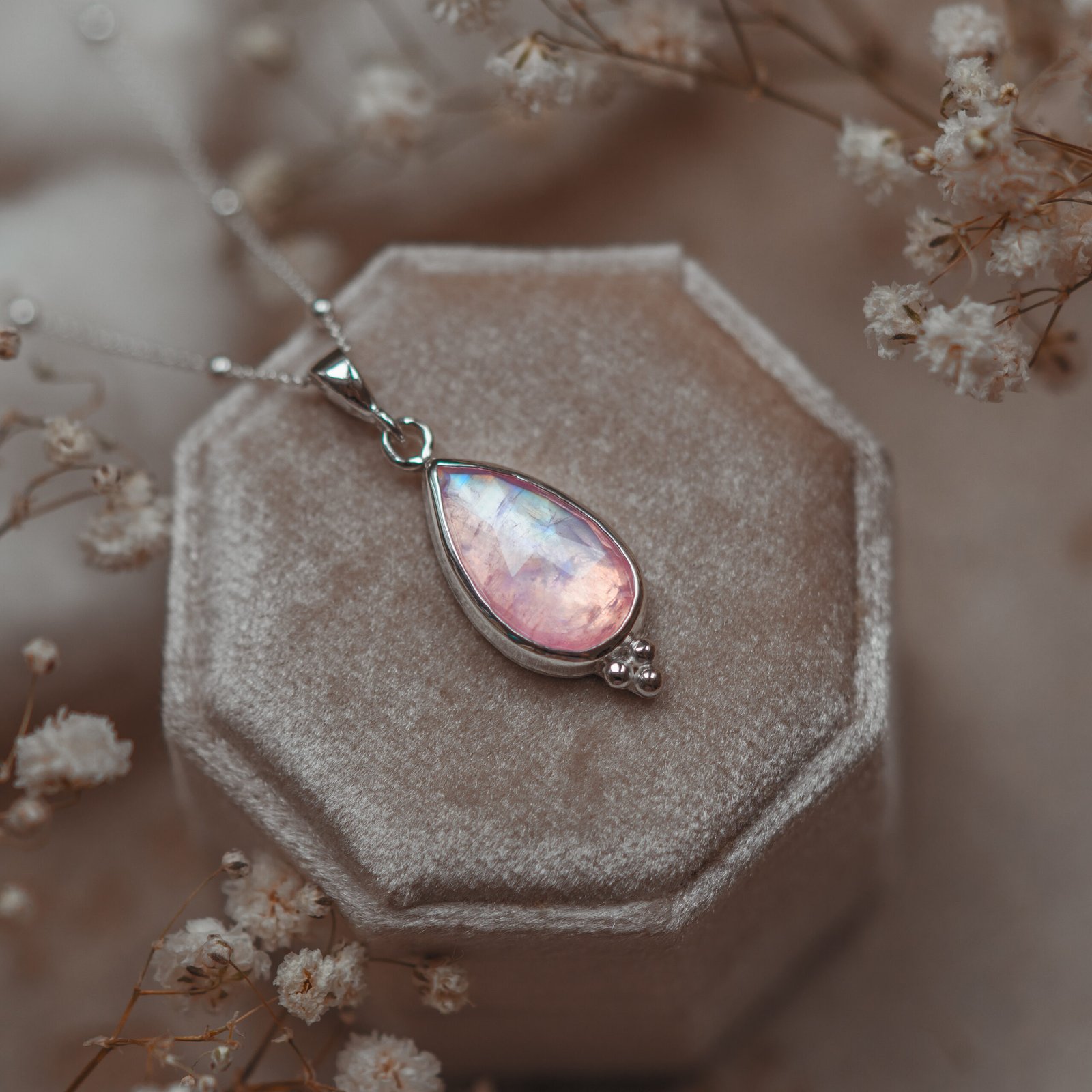 naszyjnik z kamieniem księżycowym zbliżenie detal