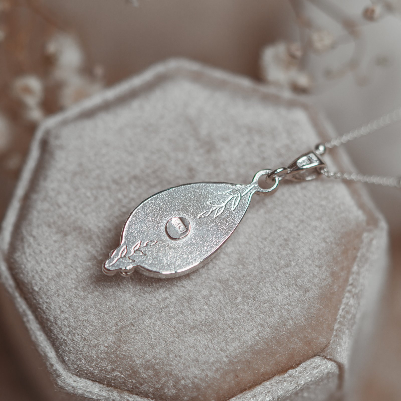 srebrny naszyjnik kamień księżycowy różowo niebieski