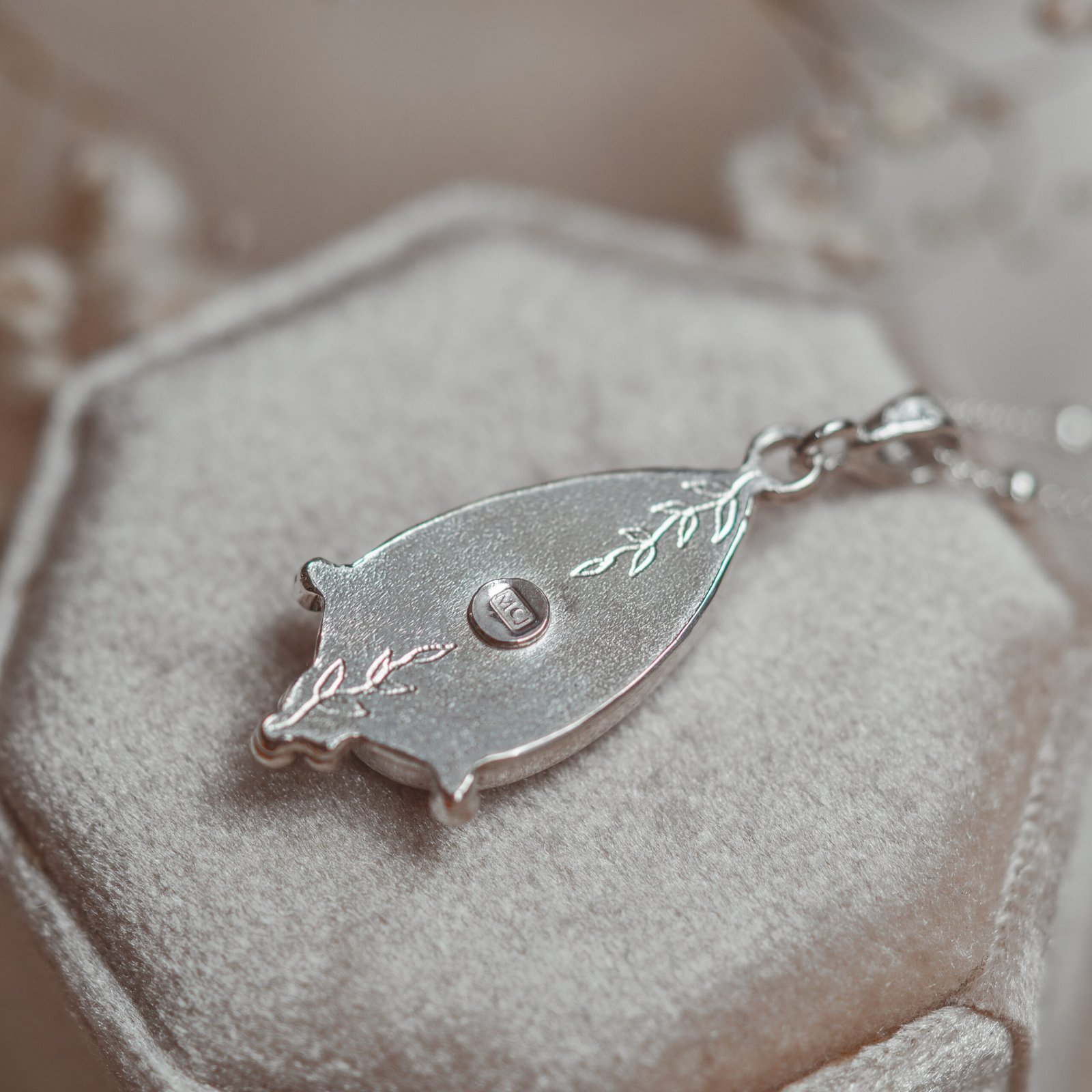 biżuteria z kamieniem księżycowym zmienne refleksy