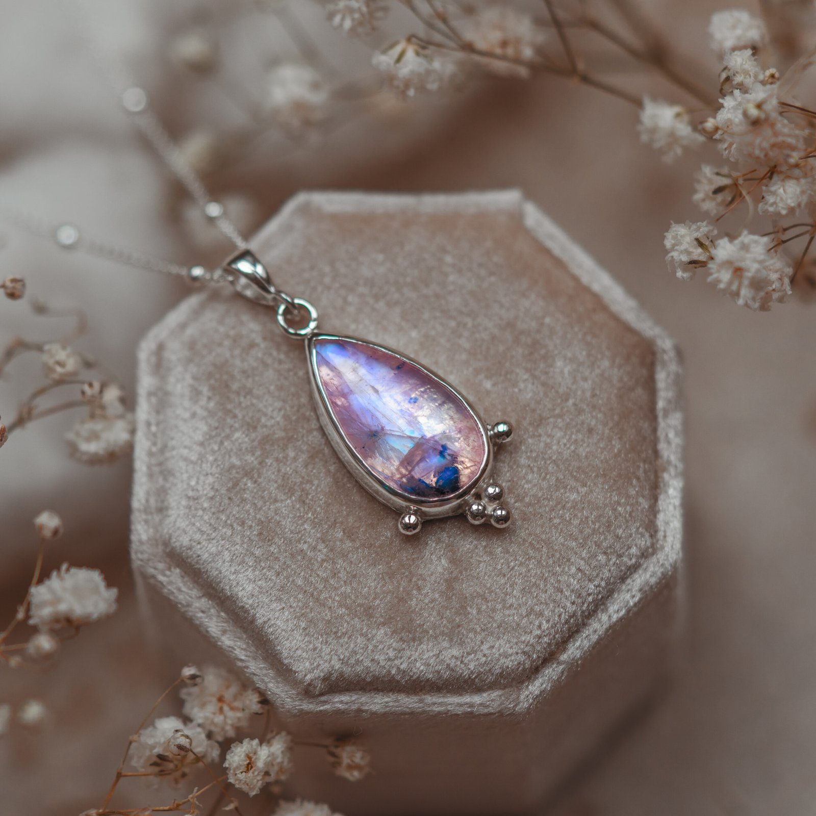 naszyjnik z kamieniem księżycowym niebieskie i różowe refleksy